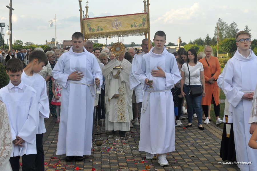 51 Procesja eucharystyczna.jpg